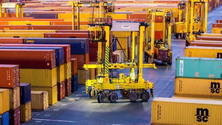 Straddle Carriers for container handling